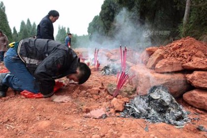 坟墓风水竟如此重要！揭秘影响家族兴衰的关键因素