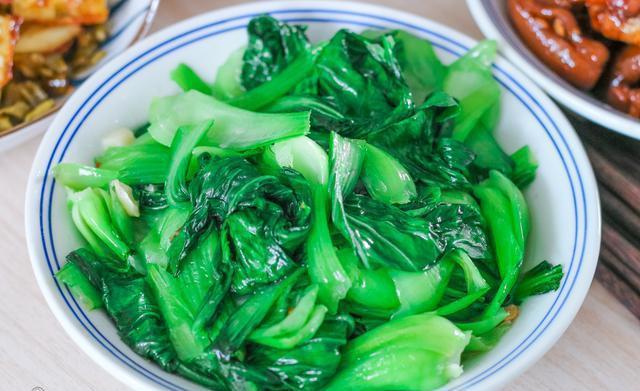 农村大户人家的聚餐，简单饭菜也能吃出幸福的味道