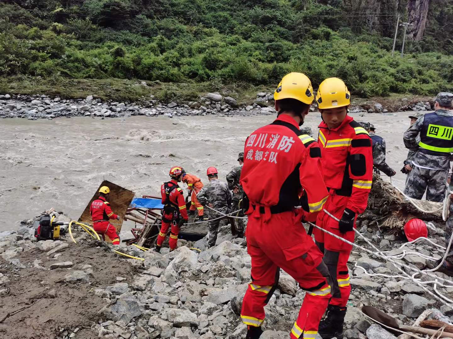 陕西商洛暴雨致高速路段垮塌，已致 11 人遇难，近 20 辆车 30 余人失联